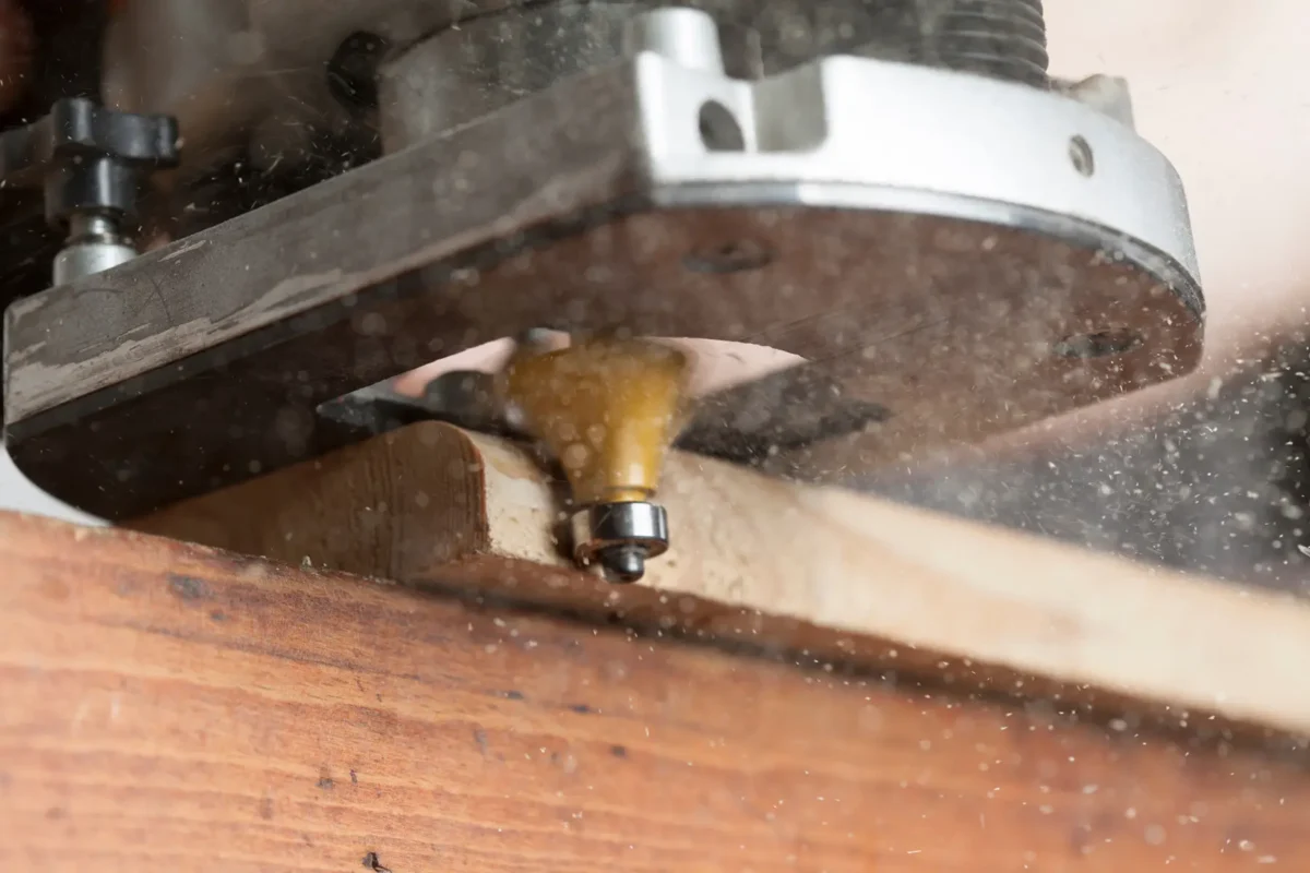 Hobelmaschine beim Bearbeiten von Holz in der Tischlerei