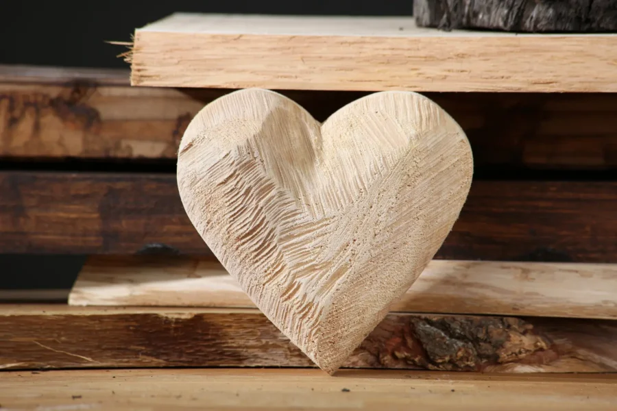 Holzherz auf Holzstapel
